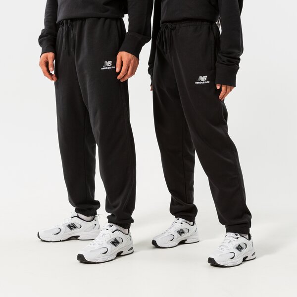Spodnie NEW BALANCE SPODNIE NB ESSENTIALS UNI-SSENTIALS SWEATPANT (UP21500BK) Czarny