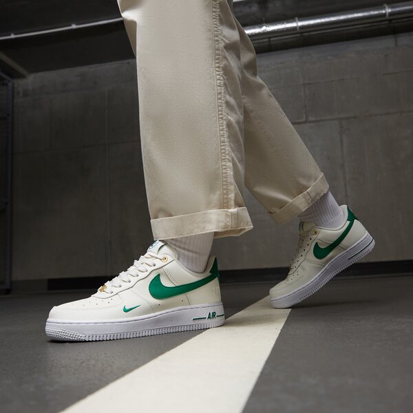 NIKE AIR FORCE 1 ’07 LV8 40TH (DQ7658-101)