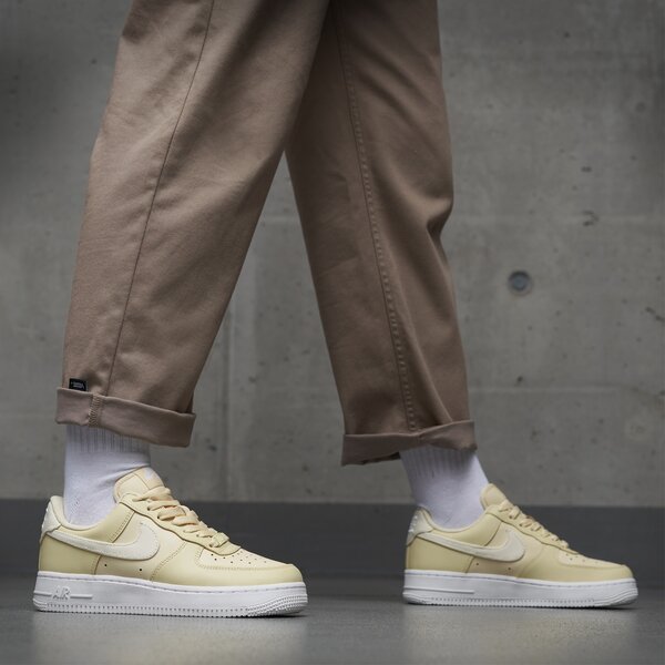 NIKE AIR FORCE 1 ’07 ESS (DJ9945-700)